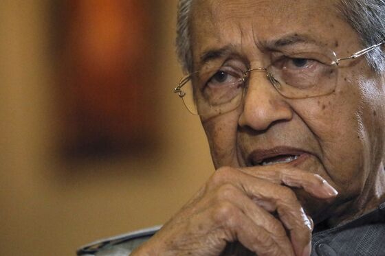Mahathir Fights Dismissal From Party for Sitting With Opposition