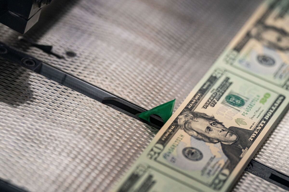 Dollar Set for Worst Week Since June on US ‘Policy Nightmare’