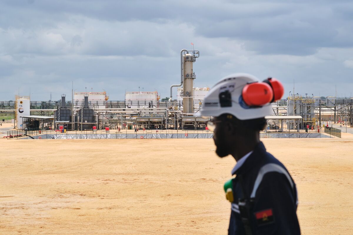 bloomberg.com - Matthew Hill - Africa's Newest Oil Refinery Fires Up to Supply Fuel for Angola