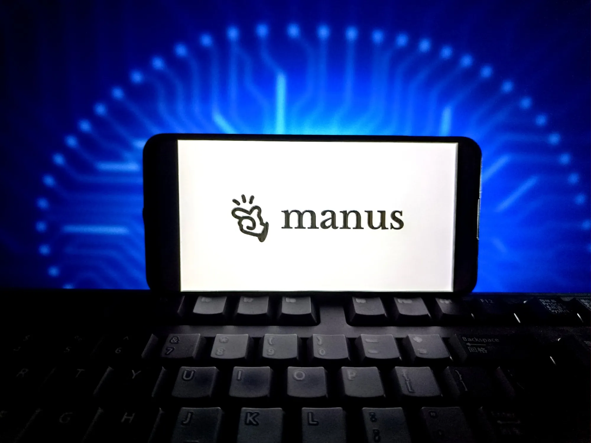 The Manus logo.