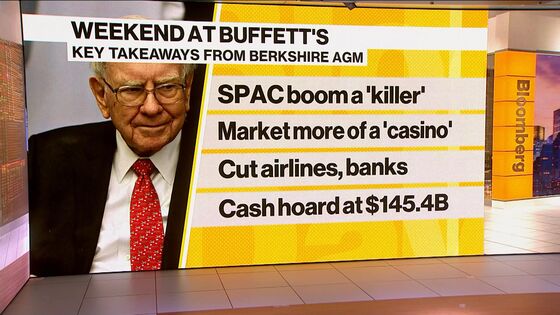 Warren Buffett Sees a ‘Red Hot’ Economy With Creeping Inflation