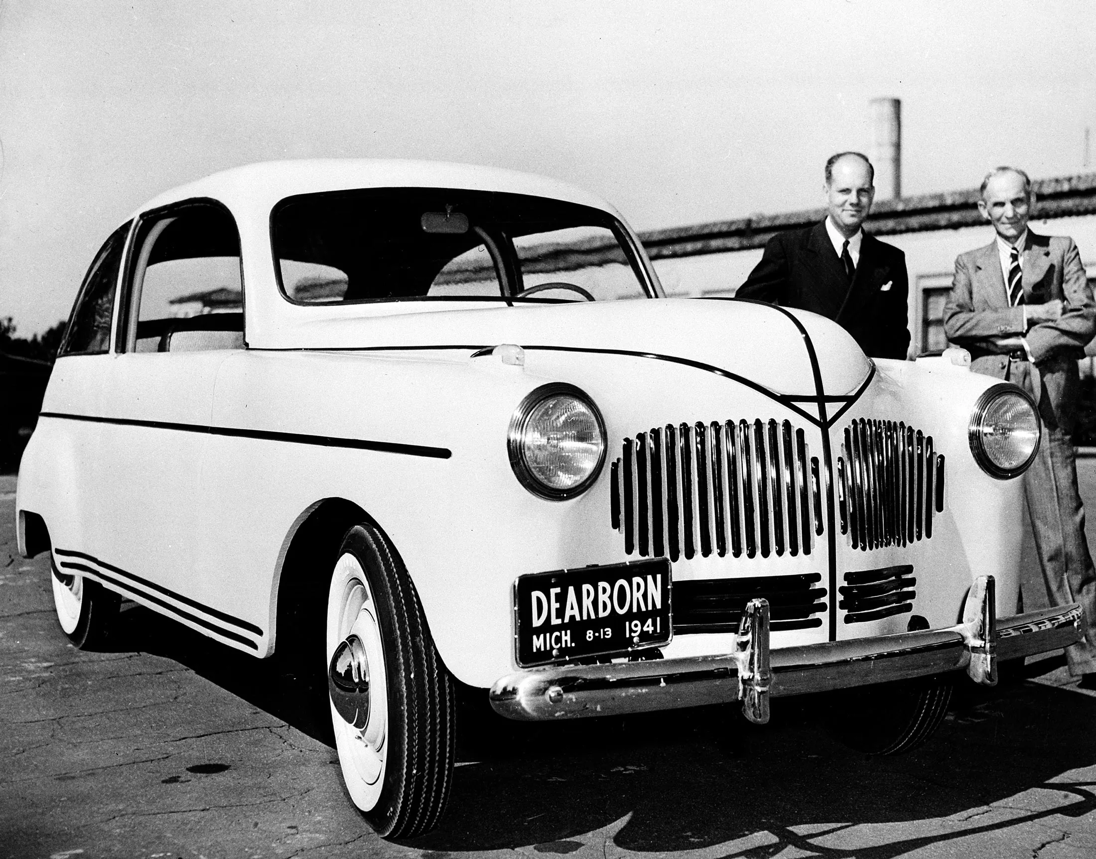 Henry Ford (right)&nbsp;unveiling&nbsp;his handmade&nbsp;plastic automobile&nbsp;in Dearborn, Michigan, in August&nbsp;1941. The body's plastic was&nbsp;made from soybean and fibers such as field straw, hemp, and flax. The car&nbsp;ran&nbsp;on gasoline and ethanol from corn.