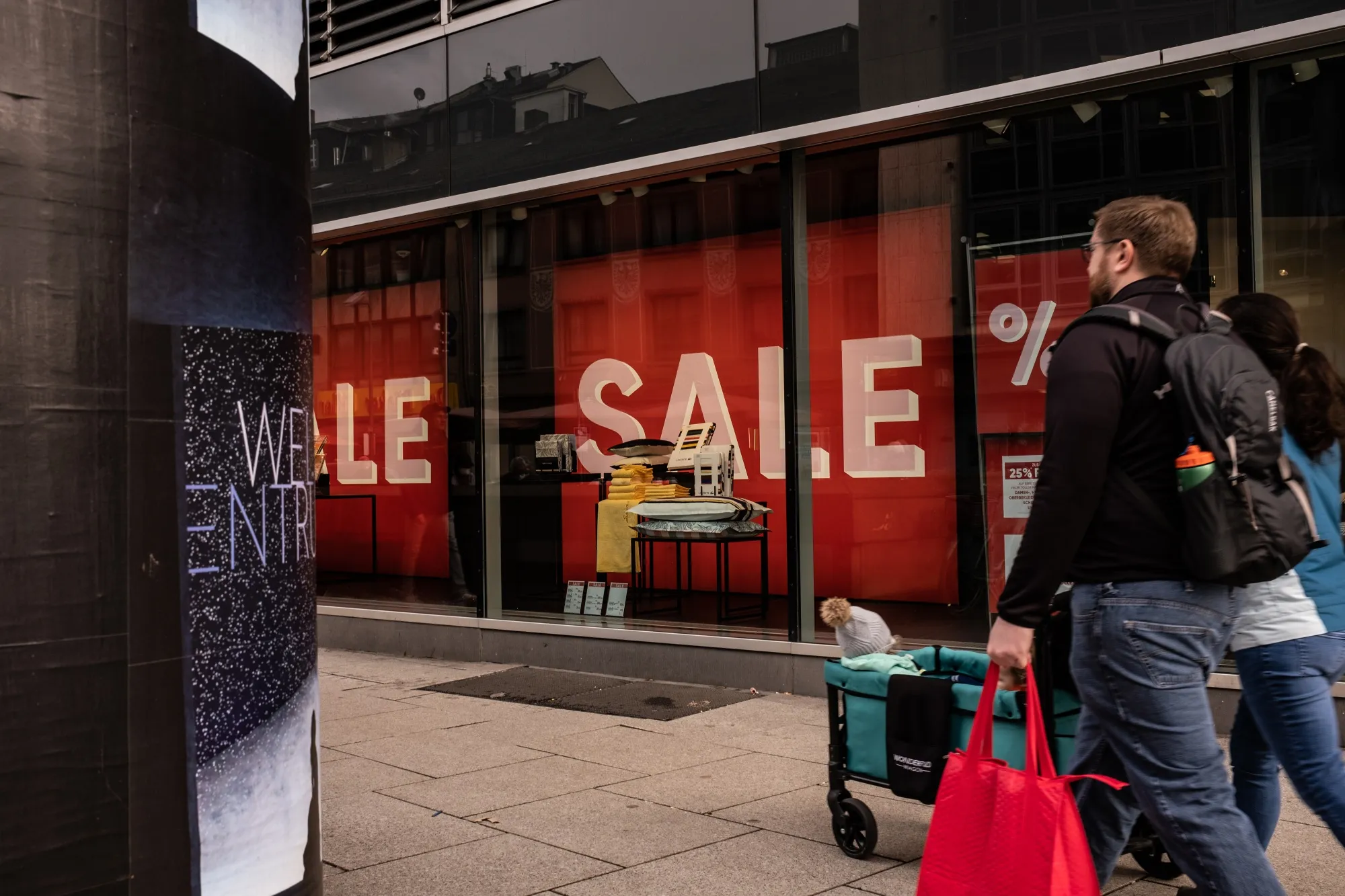 Shoppers in Frankfurt in 2022.