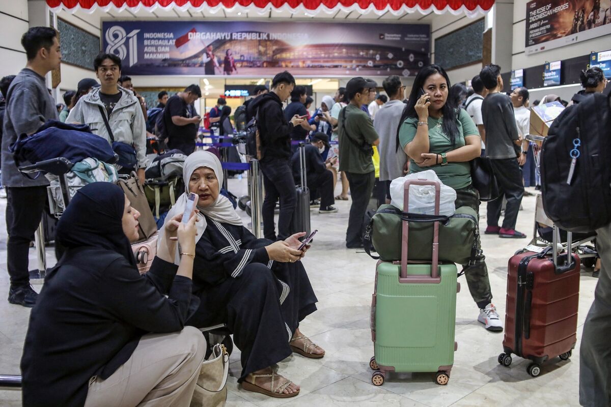 Indonesia Extends Airport Closures as Volcano Disruptions Linger