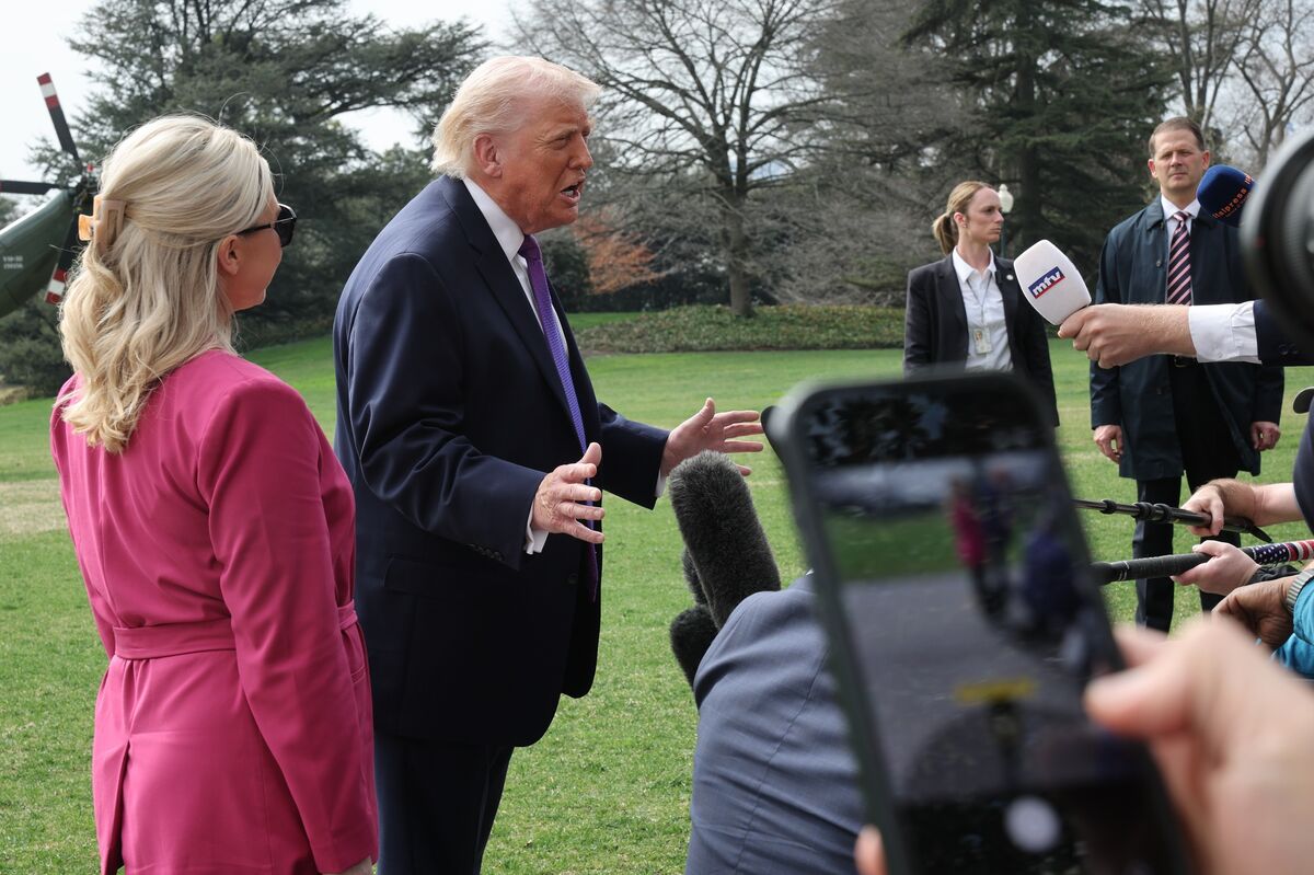 Trump Touts Strikes on Iran, Downplays Mine Threat in Hormuz