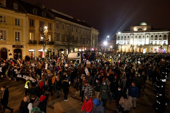 Thousands of Poles Protest After Death Linked to Abortion Law