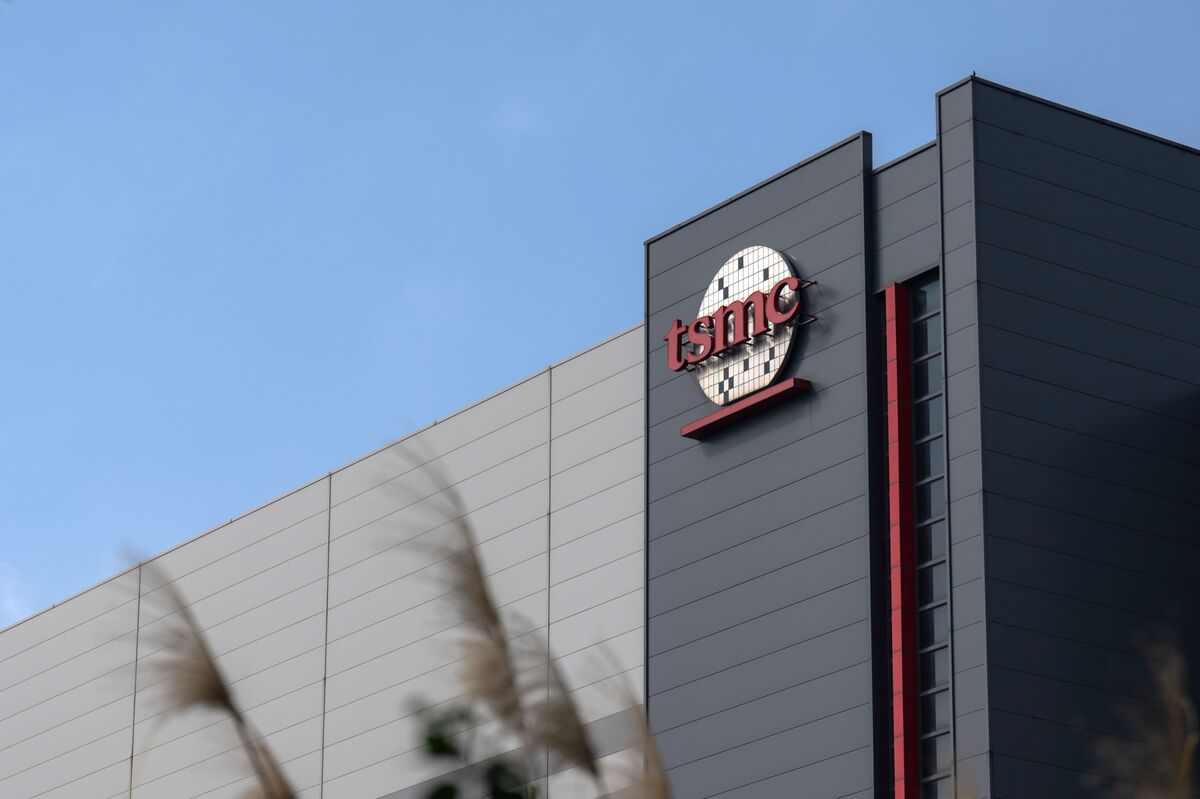 Ex-TSMC Executive’s Homes Raided as Intel Dispute Deepens