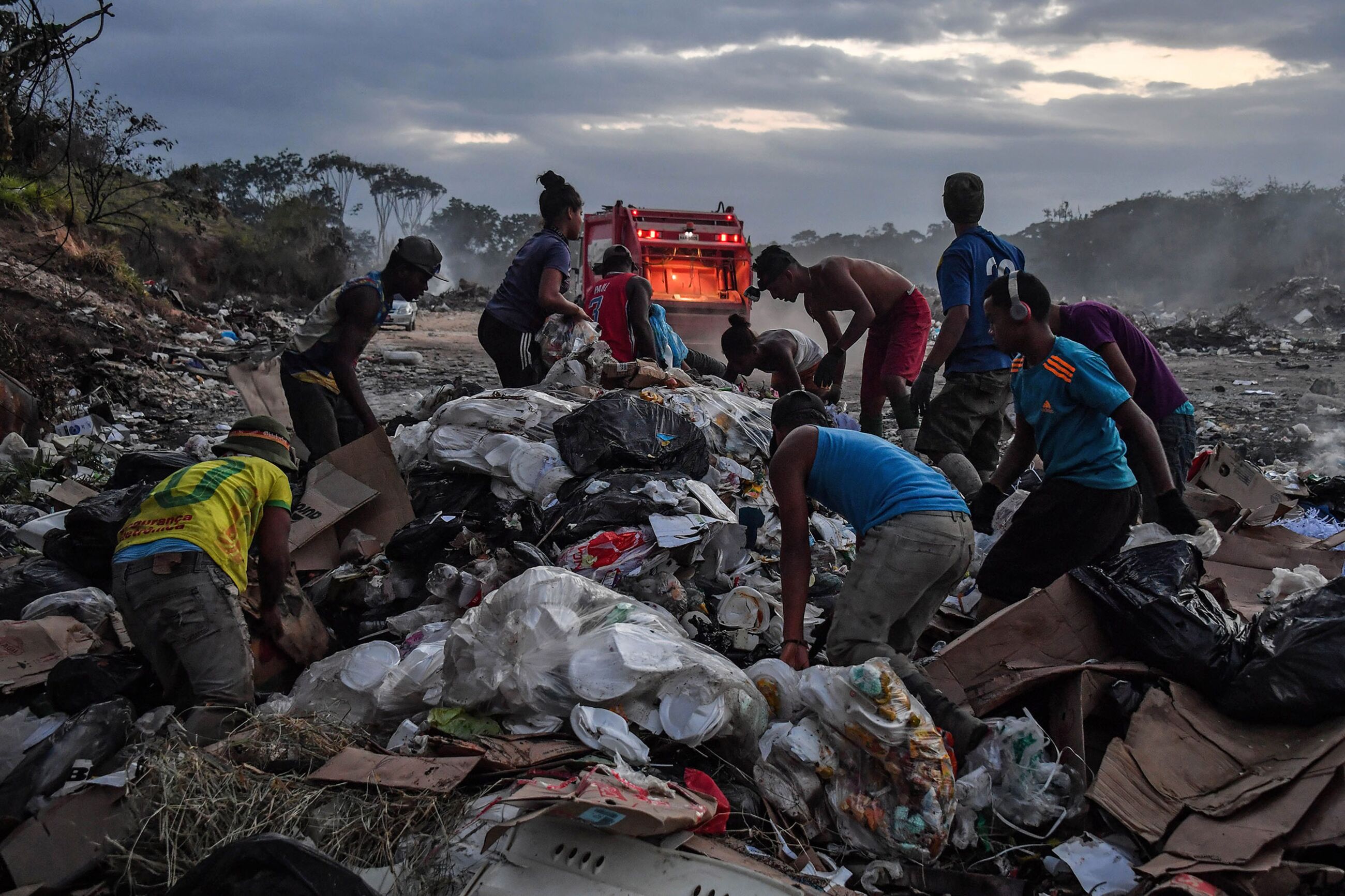 TOPSHOT-BRAZIL-VENEZUELA-CRISIS-BORDER-LANDFILL