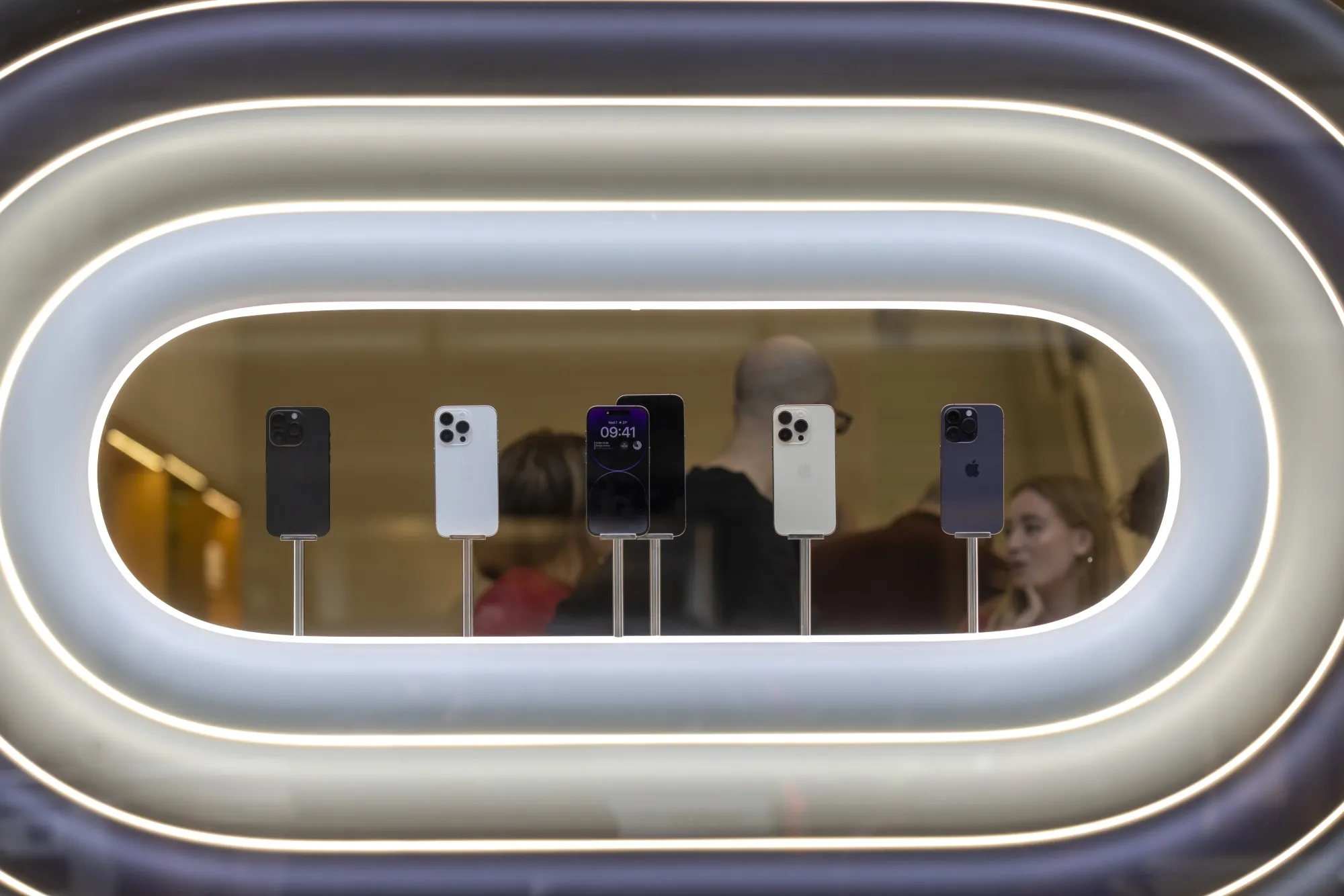 A display of iPhone 14 Pro smartphones at the Apple Inc. Regent Street store in London, UK, on Monday, Nov. 7, 2022.&nbsp;
