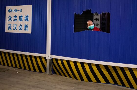 Residents Rush Trains, Take to Highways as Wuhan Lifts Lockdown