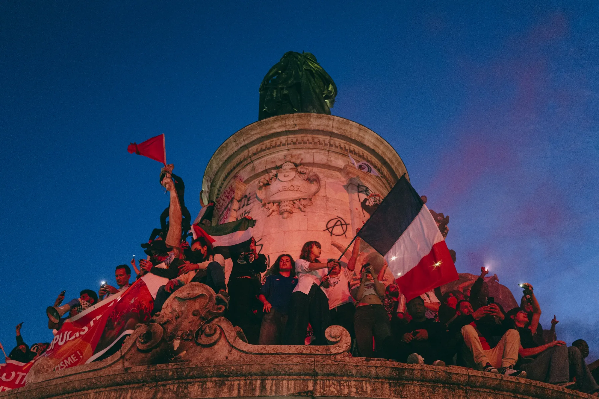 Gente celebra en la Plaza de la República tras la segunda vuelta electoral en París, Francia, el domingo 7 de julio de 2024. Francia enfrenta un periodo de inestabilidad política después de la sorpresiva victoria de una coalición de izquierda y que significa que ningún partido tiene una mayoría para formar gobierno.