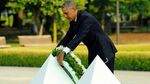 U.S. President Barack Obama offers a wreath at the cenotaph at the Hiroshima Peace Memorial Park in Hiroshima, Japan, on Friday, May 27, 2016.

