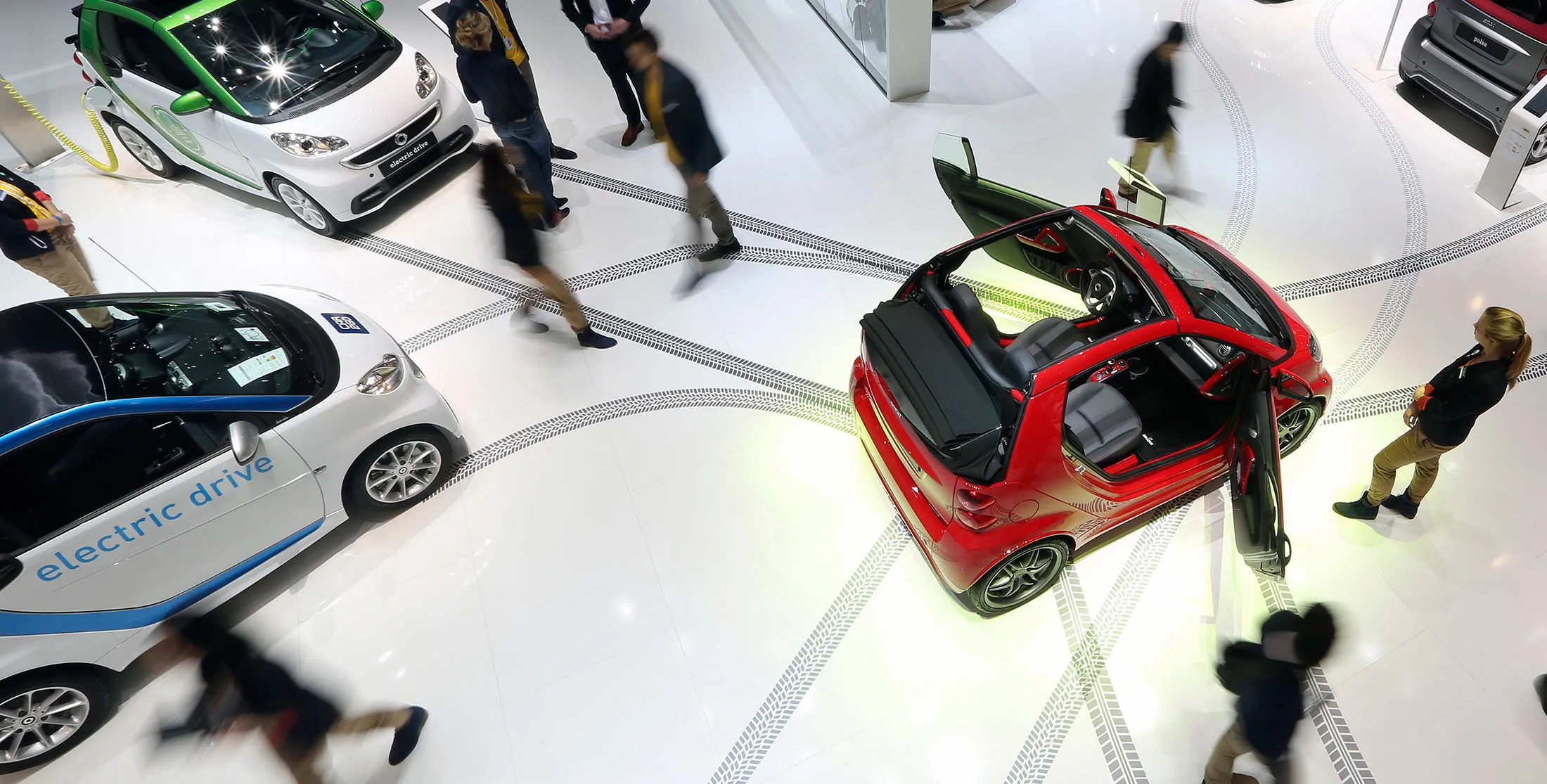 Daimler started negotiations in June with labor representatives of its more than 800-employee Smart plant in Hambach in north-eastern France to increase the workweek to 39 hours between 2016 and 2018.
