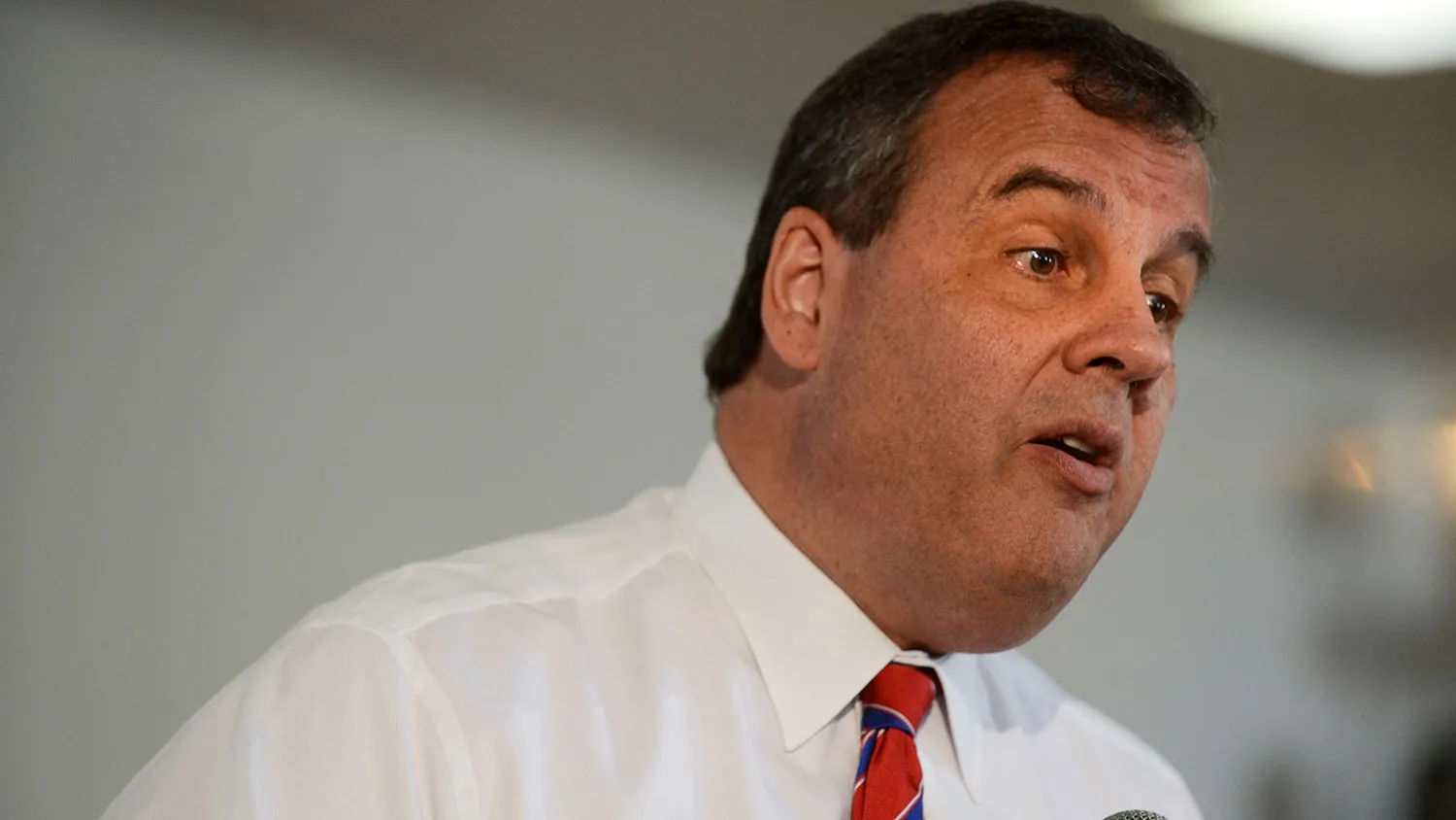 New Jersey Governor Chris Christie holds a town hall meeting at Londonderry Lion's Club April 15, 2015 in Londonderry, New Hampshire.
