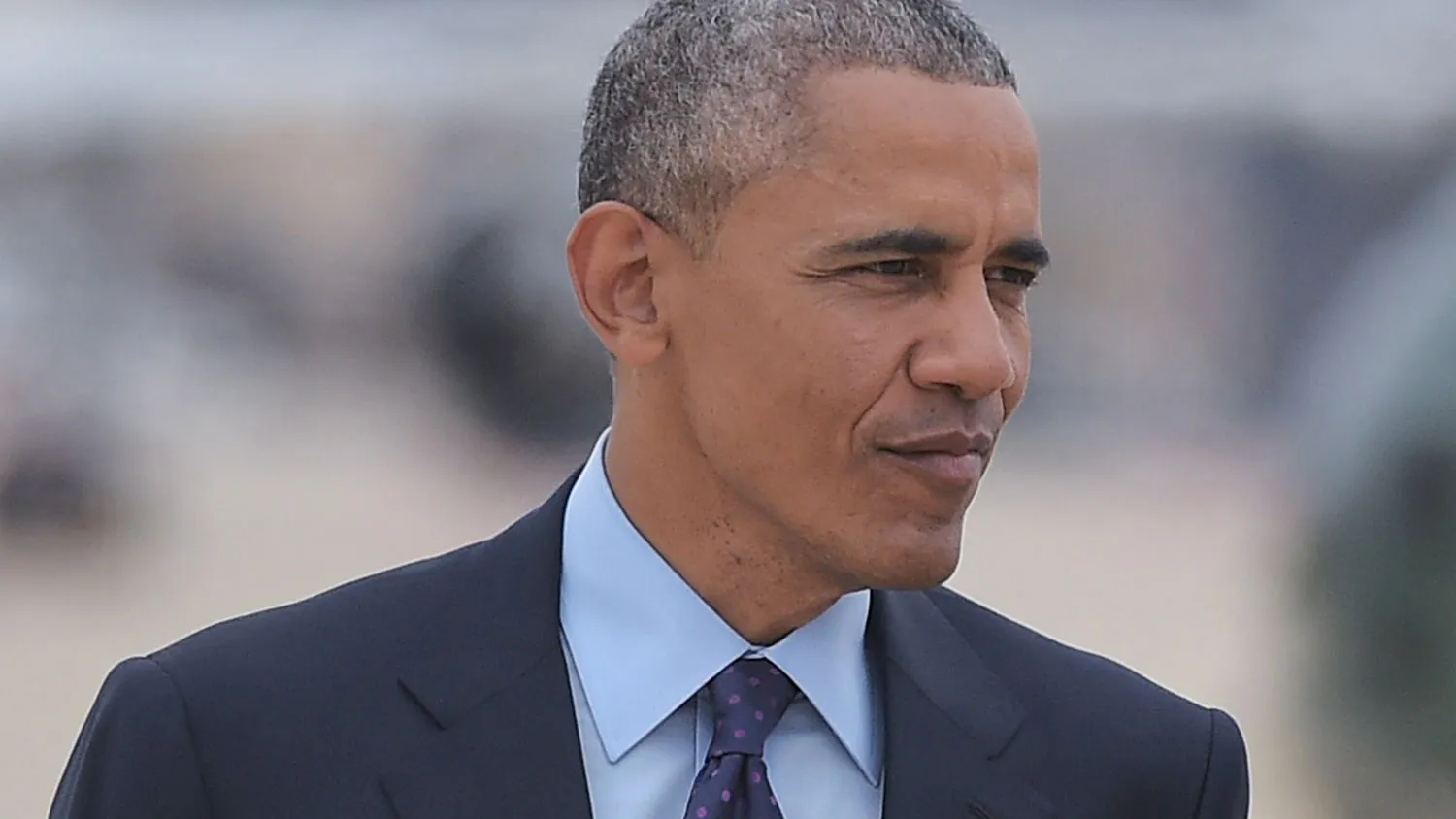 US President Barack Obama makes his way to Air Force One before departing from Andrews Air Force Base in Maryland on April 8, 2015.
