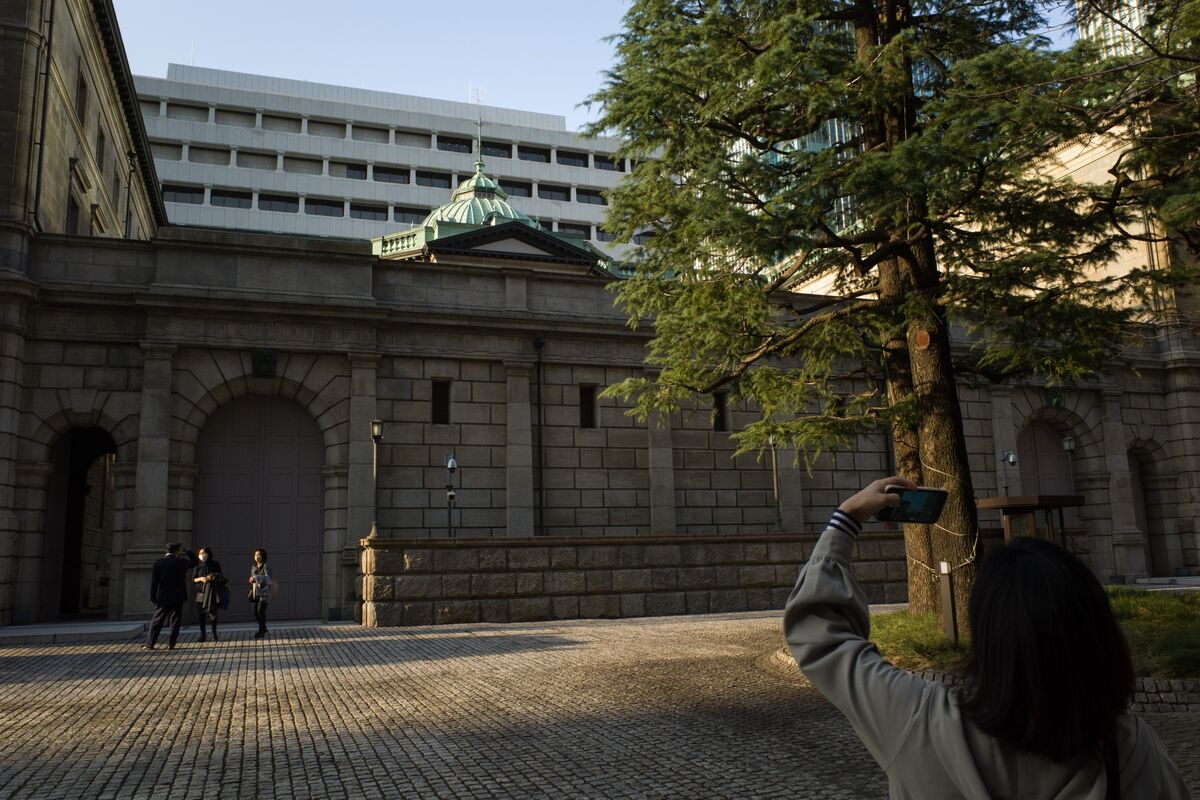 “US Bond Market Falls as Rates Reach Highest Level Since March Amid Debt Ceiling Negotiations”