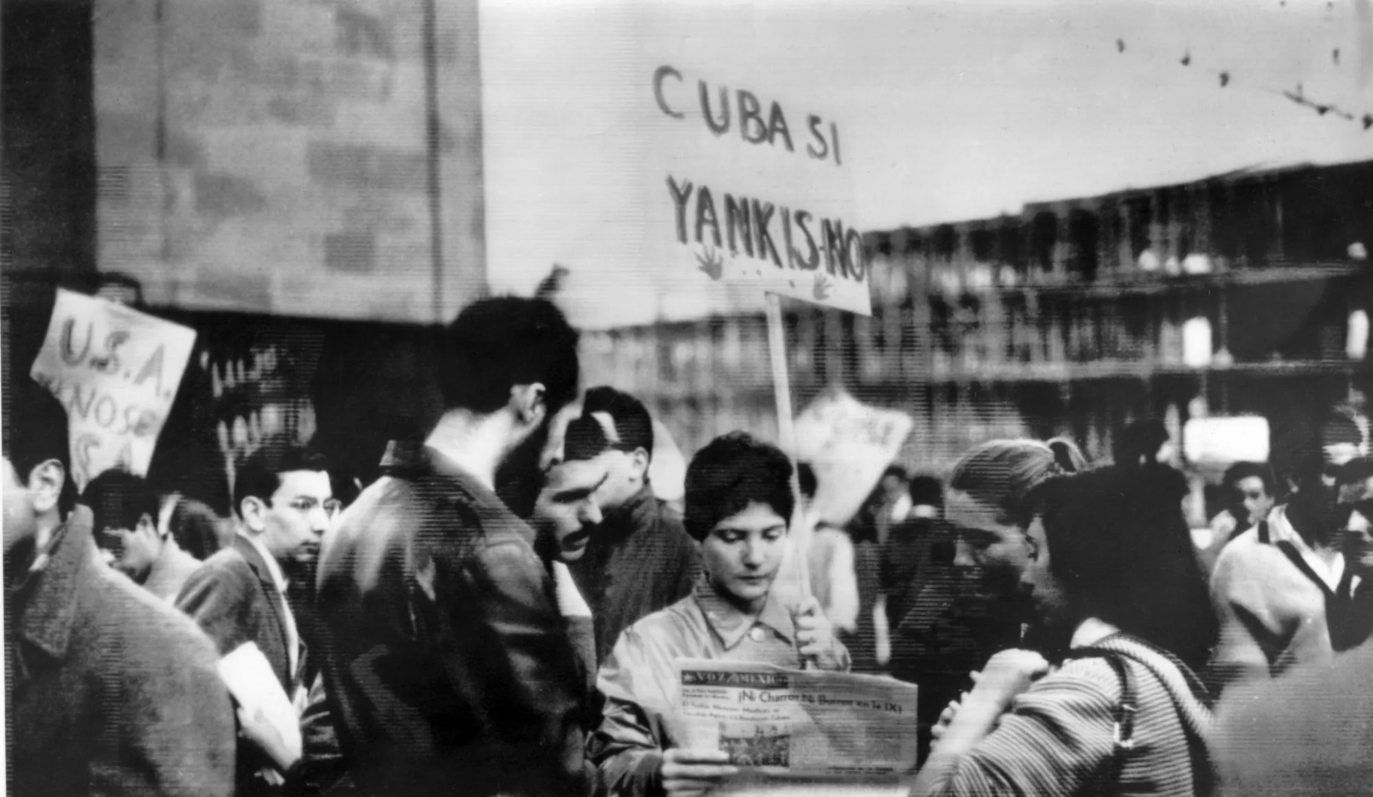 Un manifestante sostiene un cartel en el que se lee "Cuba sí, yanquis no" durante una manifestación a favor de Castro en Ciudad de México, en 1960.