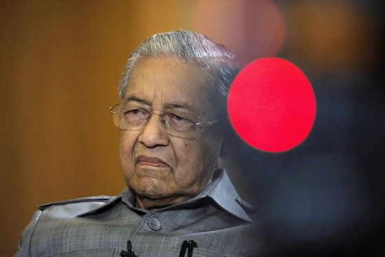 Mahathir Takes Coronavirus Test as He Goes Into Quarantine