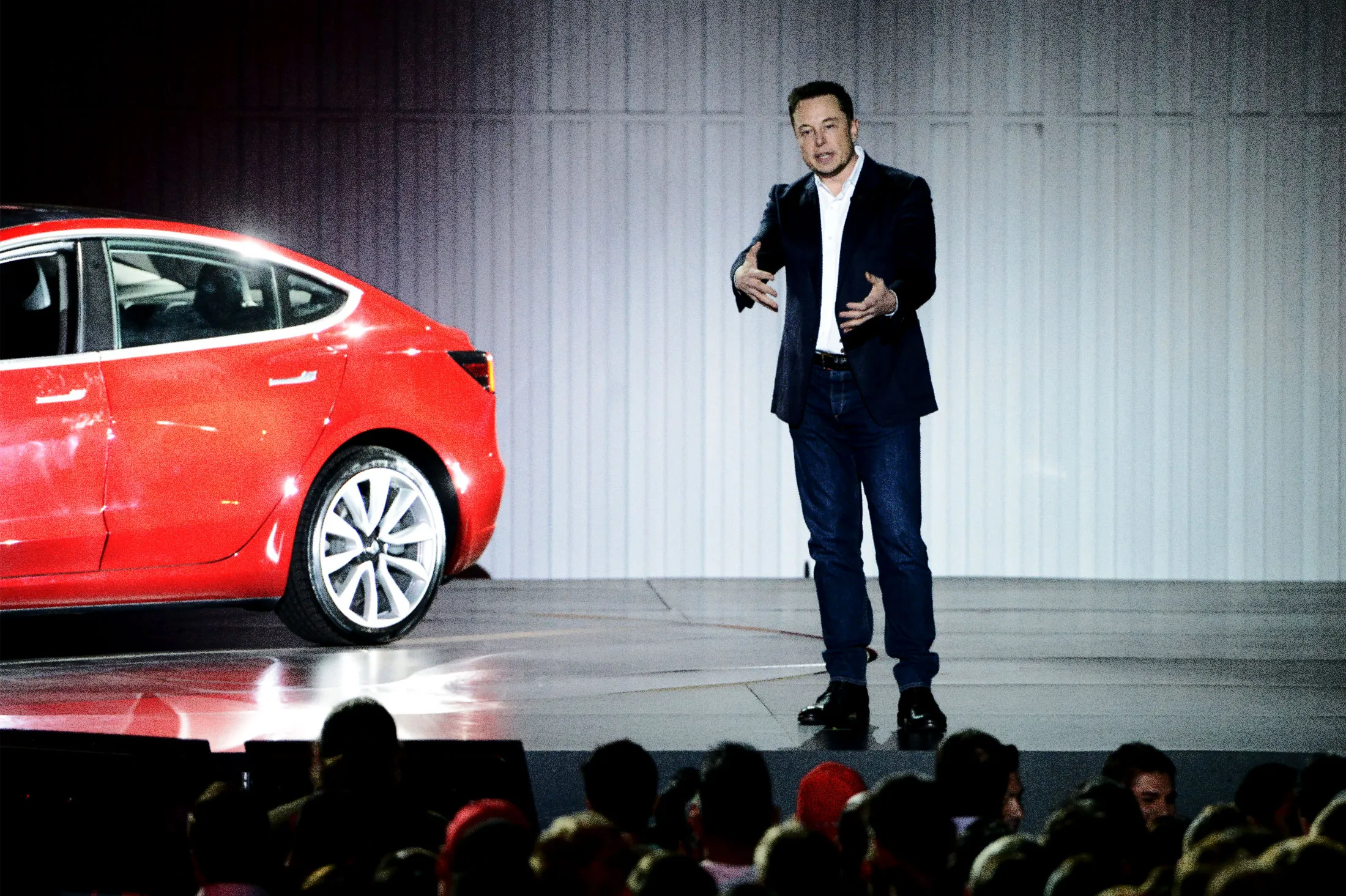 テスラの初の量産車「モデル3」の発表イベントで説明するイーロン・マスク氏