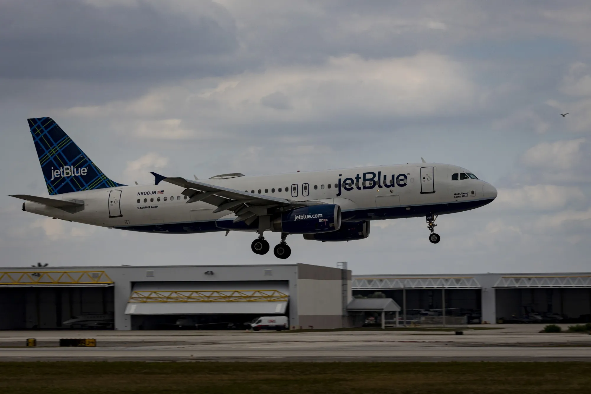 A JetBlue Airbus A320 plane lands at Fort Lauderdale-Hollywood International Airport.