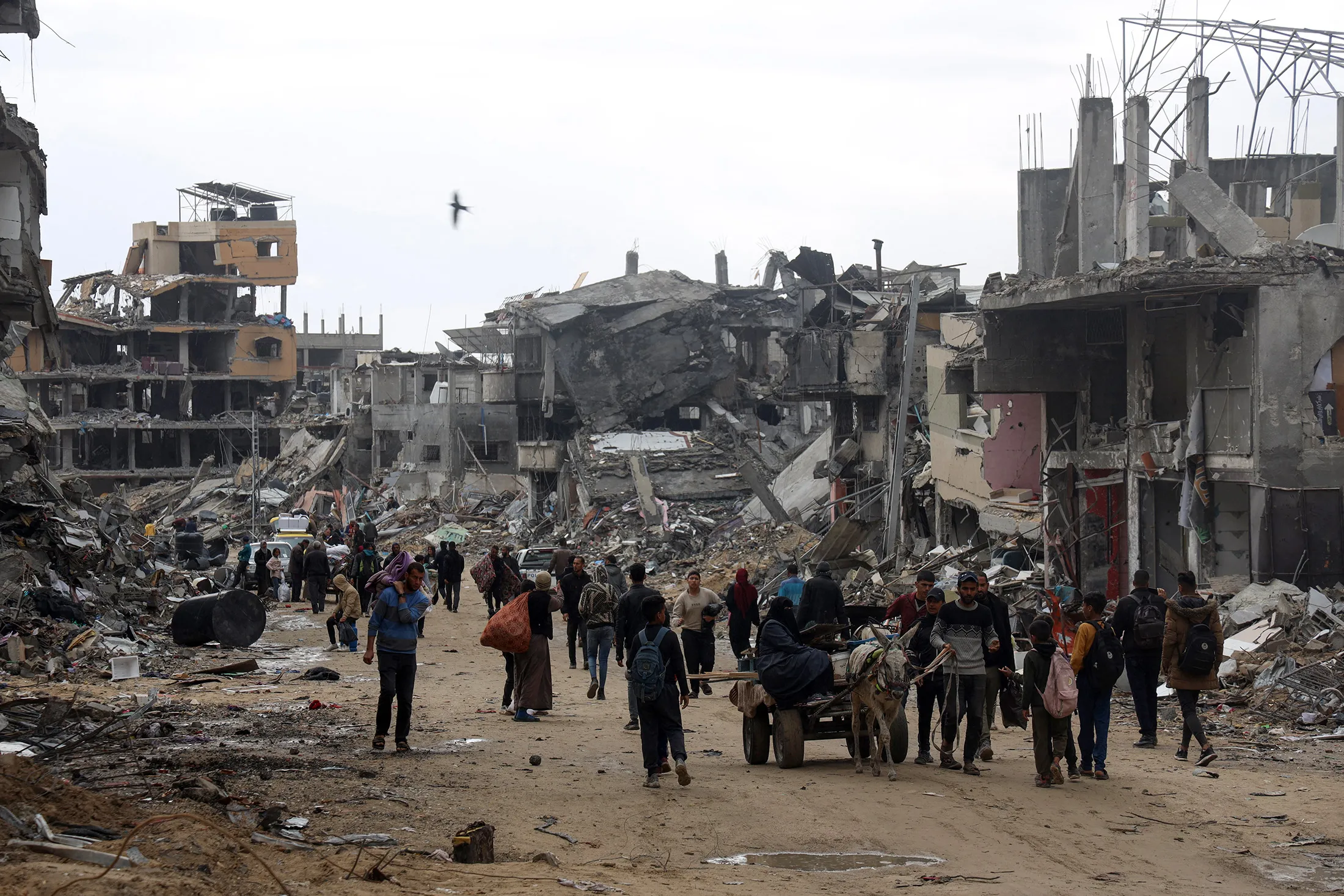 Palestinians return to destroyed homes to collect&nbsp;personal belongings after bombardments of&nbsp;Khan Yunis in the southern Gaza Strip on March 7.