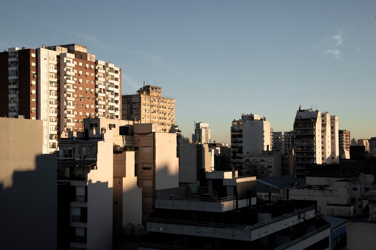 Argentina’s 10% Yields Tempt Bond Buyers as Election Risks Build