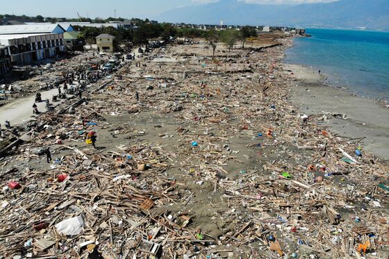 Deadly Indonesia Quake, Tsunami Deliver Fresh Economic Risk