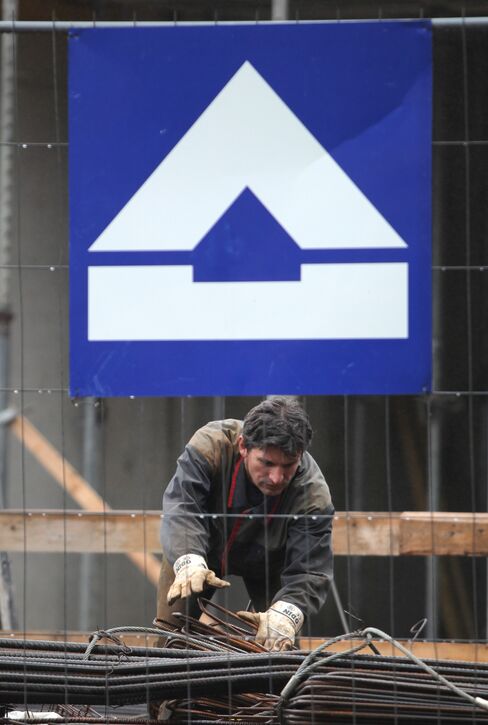 European Stocks Slide; Carmakers, Hochtief Fall
