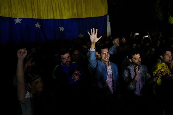 ‘Free Venezuela!’ Cries of Dissent Suddenly Ring Out in Caracas