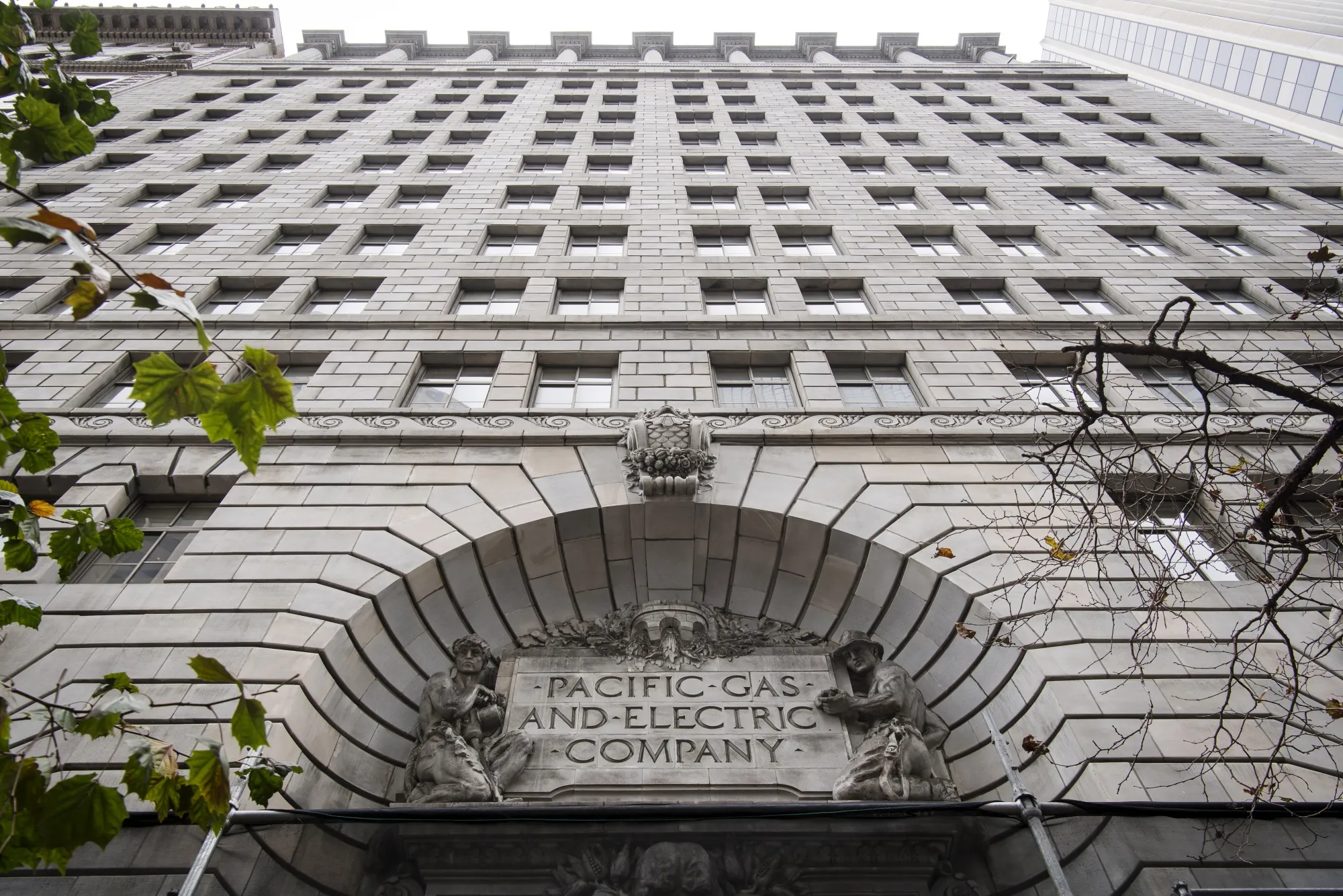 PG&E Bankruptcy Looms, CEO To Exit As Fire Costs Dwarf Cash 