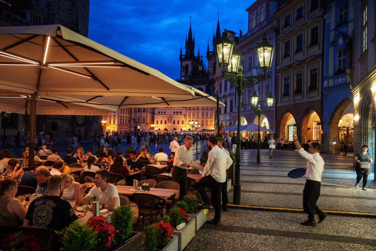 Czech Inflation Slows, Weakening Case for an Imminent Rate Hike