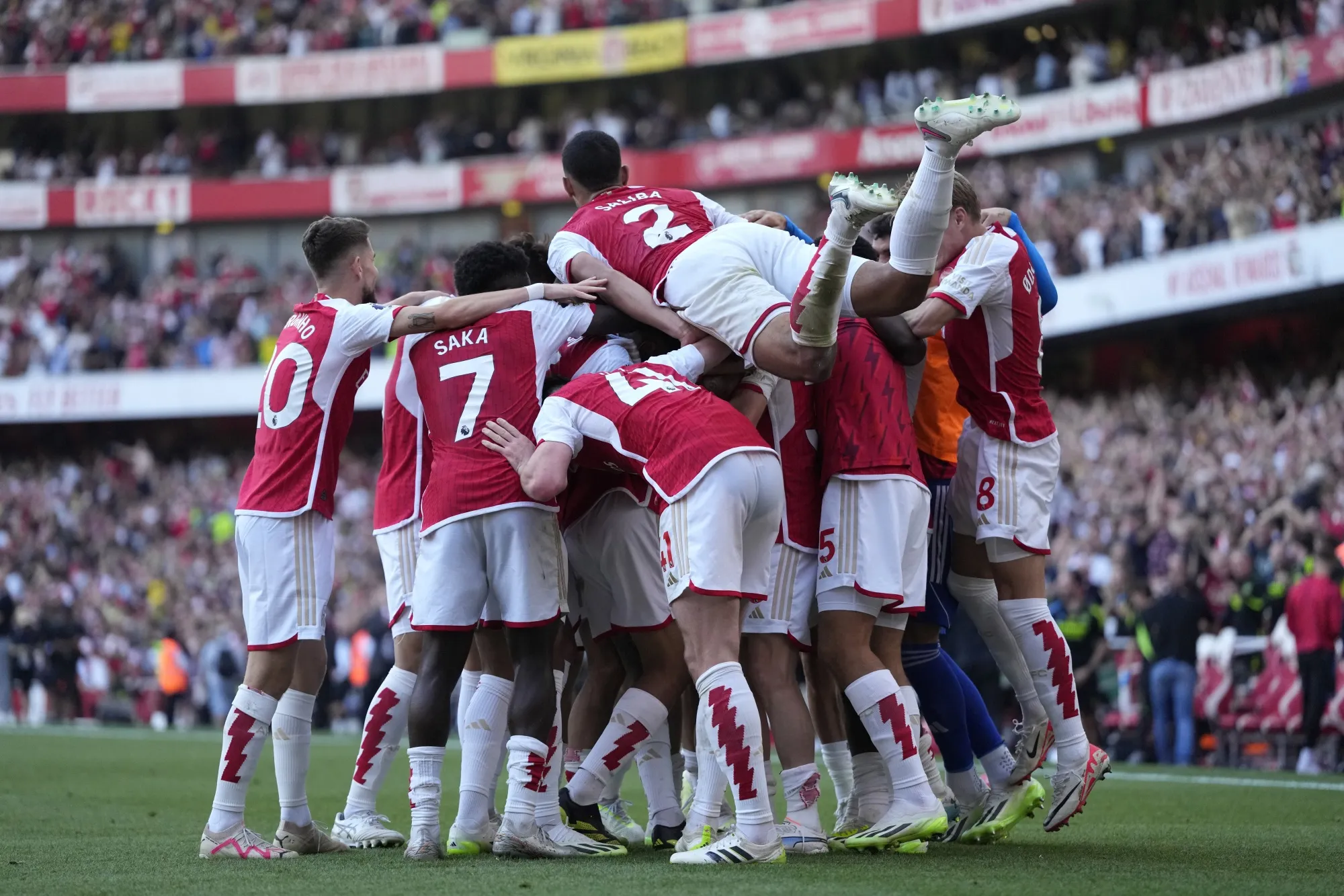 Arsenal and Liverpool win in Premier League to keep in touch with Man City  - Bloomberg