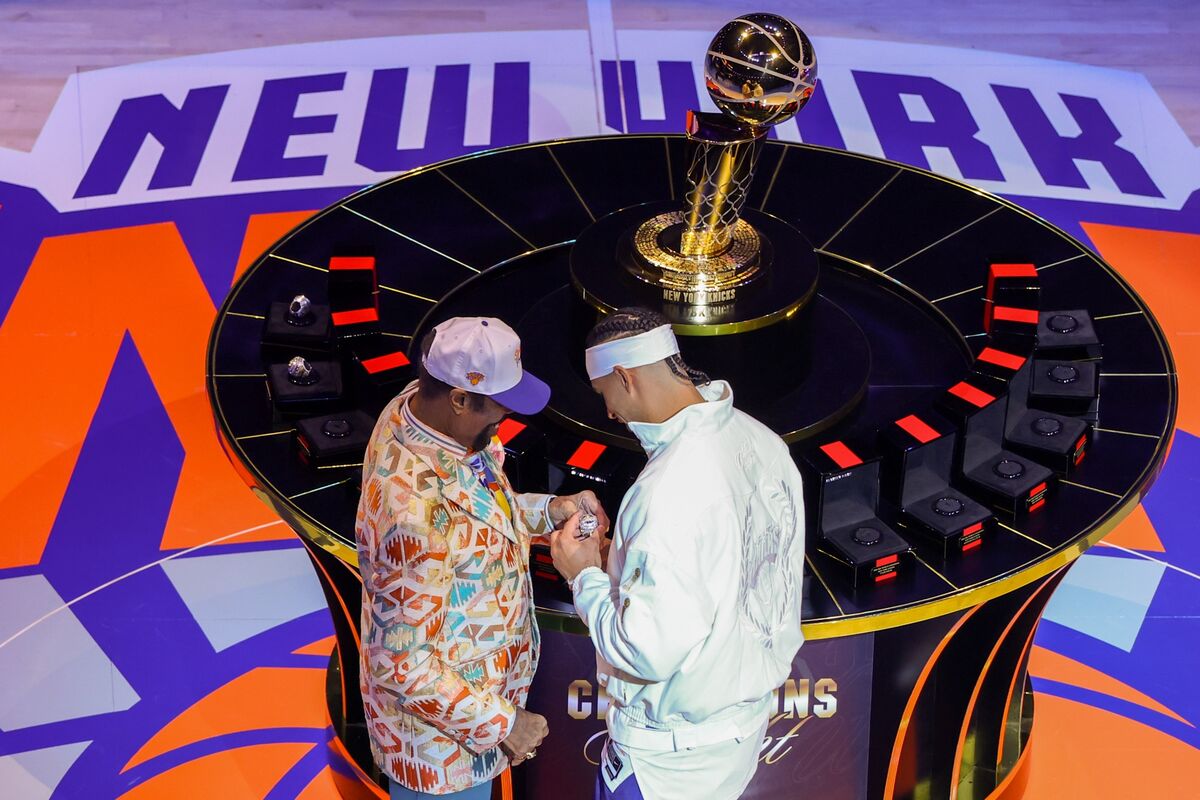 Knicks Raise Banner, Get Rings With 800 Diamonds and Sapphires