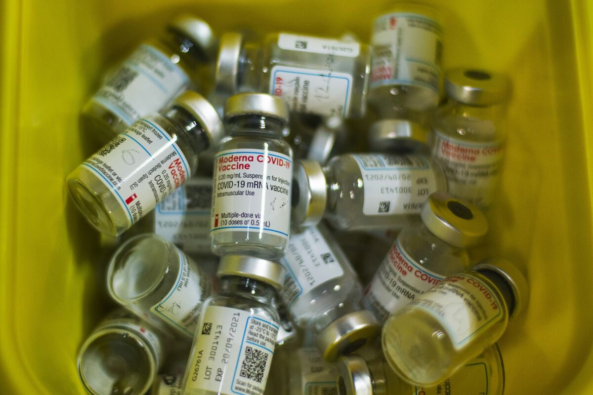 Moderna Plans To Make Up To 3 Billion Vaccine Doses In 2022 Bloomberg   1200x800 