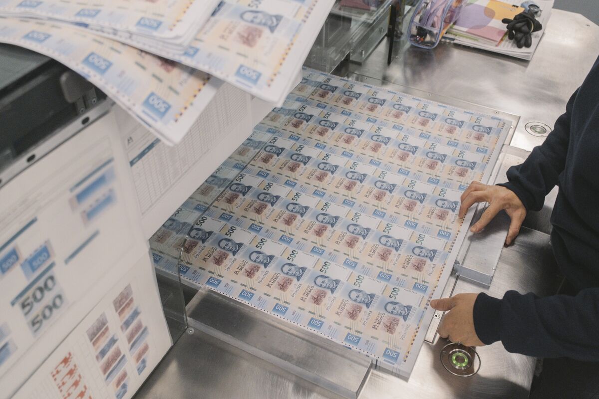 Mexican Peso Bulls See Trade, Carry Sustaining Currency’s Rally
