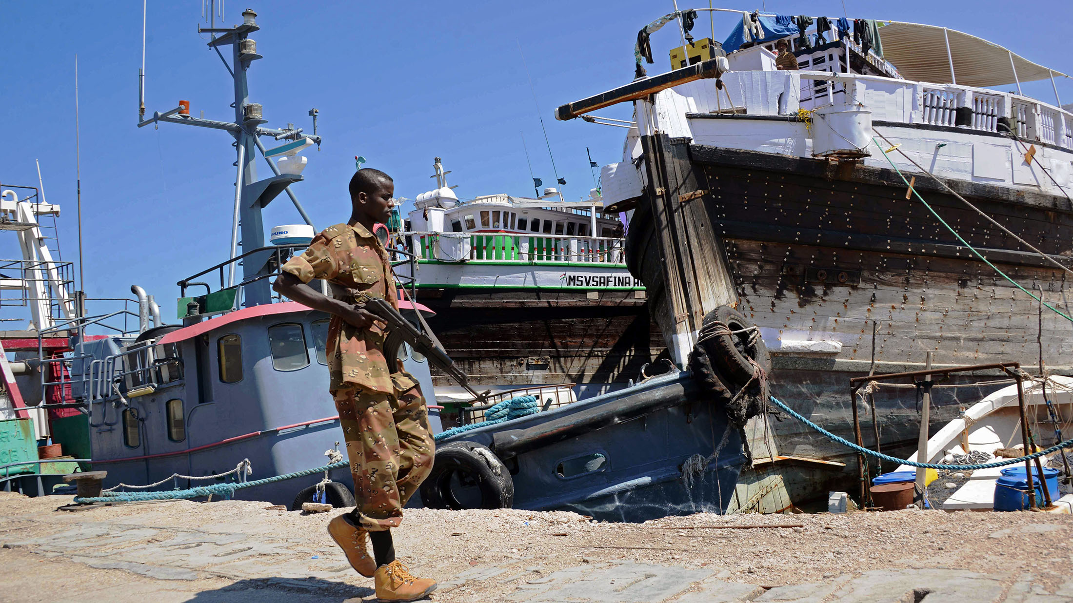 Судно террористами. Корабль пиратов Сомали. Пунтленд Сомали пираты. Порт Сомали пираты. Сомалийские пираты 2008.