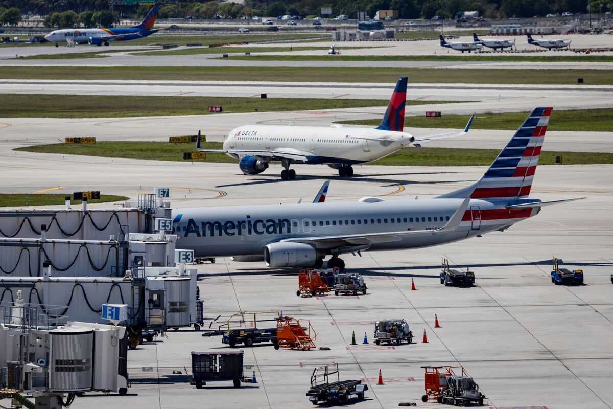 bloomberg.com - Allyson Versprille - Democrats Press US Airlines for Information on Fare, Fee Hikes