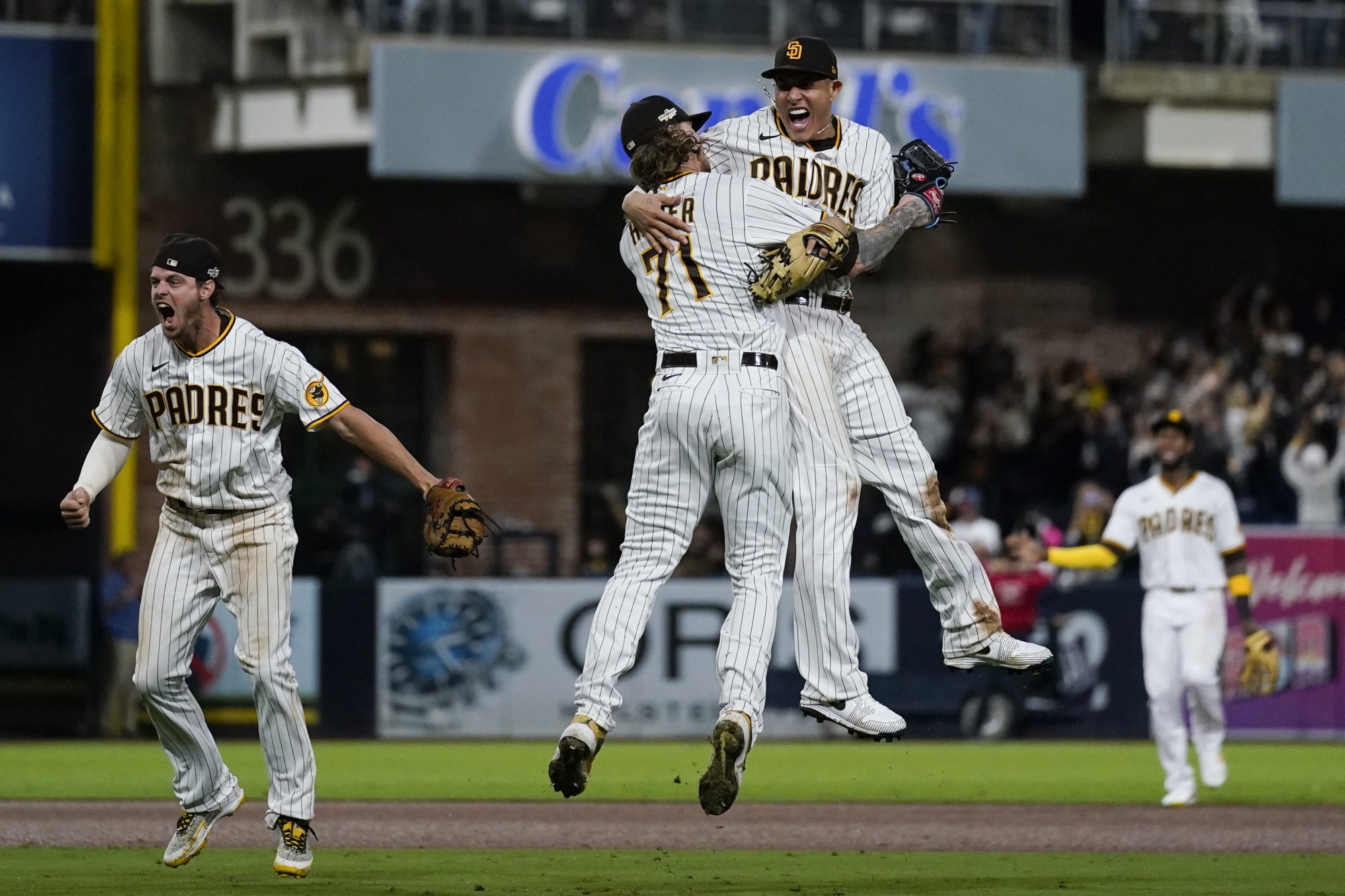 Cronenworth, Padres Rally to Stun Dodgers 5-3 to Reach NLCS - Bloomberg