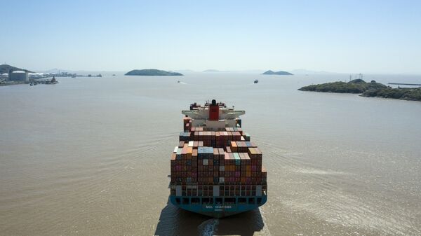 Un buque portacontenedores sale del puerto de aguas profundas de Yangshan en Shanghai.