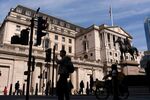 Pedestrians pass the Bank of England (BOE) in the City of London, UK, on Tuesday, April 8, 2025. The Bank of England has told commercial lenders to keep an eye on liquidity issues and disclose any potential funding problems following the market rout caused by US President Donald Trump’s tariffs. Photographer: Jose Sarmento Matos/Bloomberg