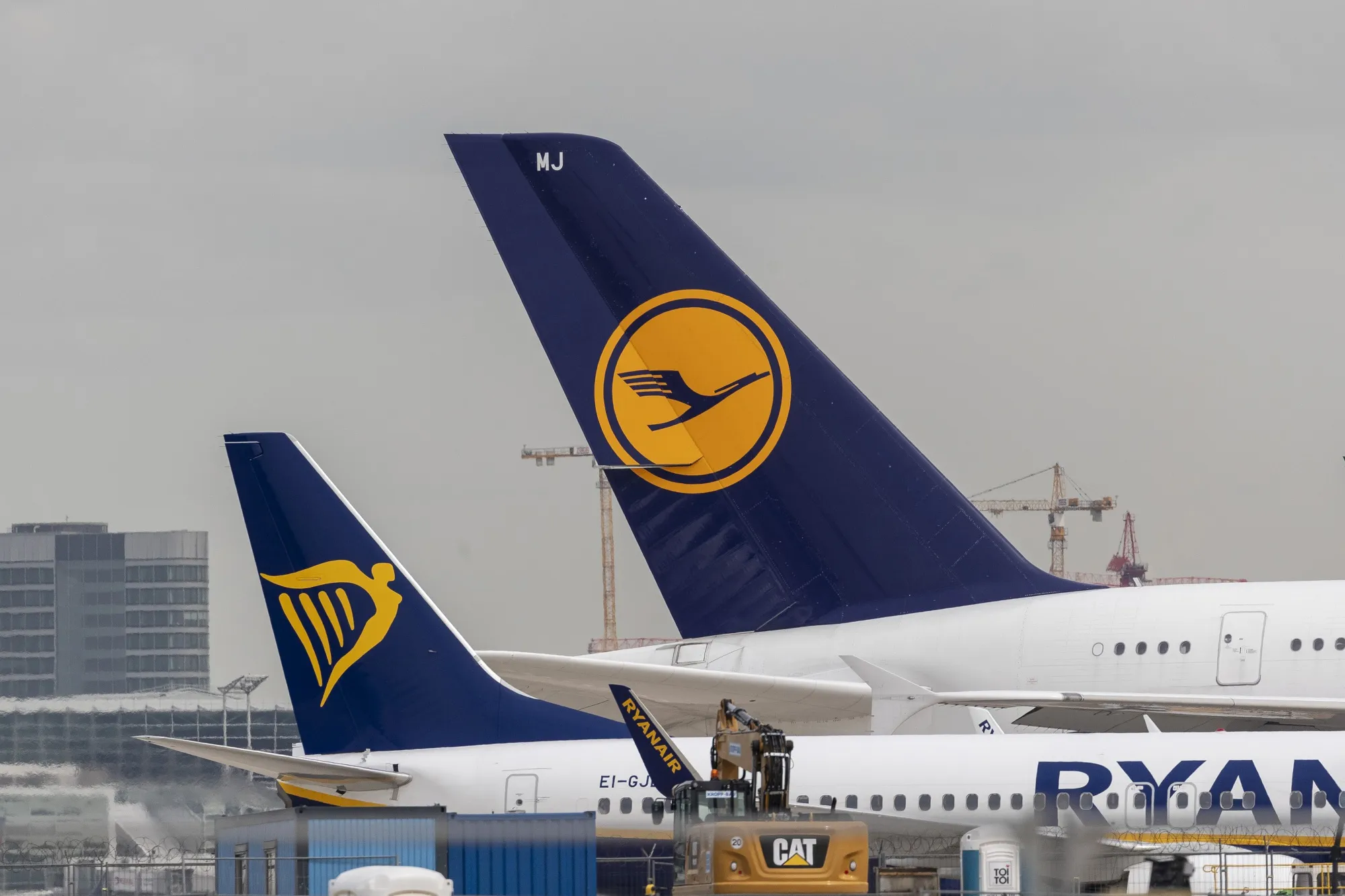 Aircraft&nbsp;operated by Ryanair Holdings Plc, left, and Deutsche Lufthansa AG.&nbsp;