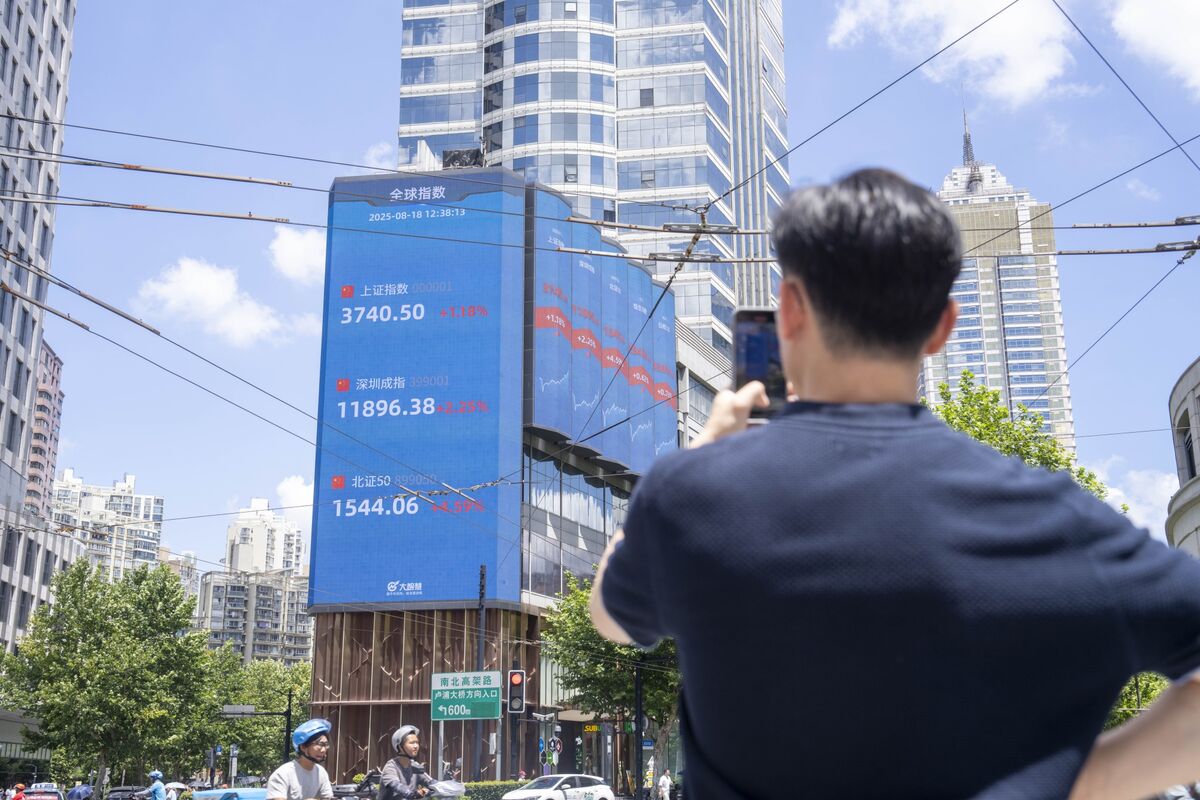 ブルームバーグのニュース記事「中国株に過熱懸念、信用取引残とテクニカル指標が買われ過ぎ示唆」の画像