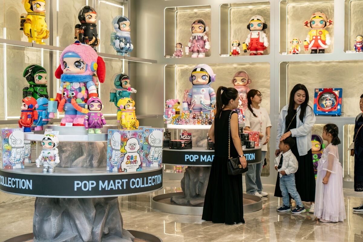 Pop Mart, Health-Care Stocks Lead Hang Seng Index Contenders