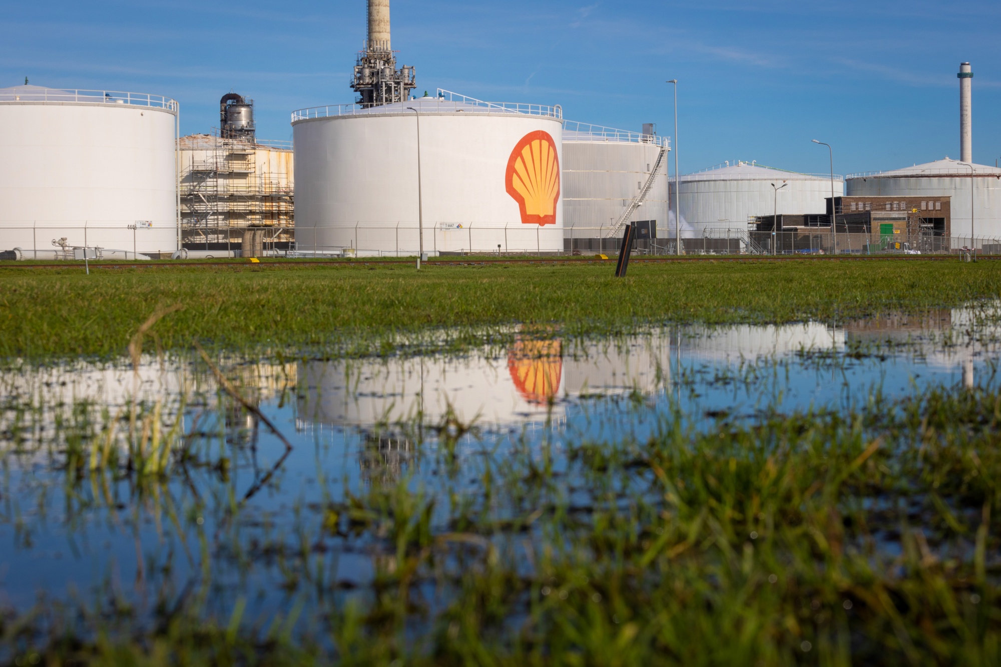A logo on an oil storage silo at the Shell Plc Pernis refinery in Rotterdam, Netherlands, on Sunday, Jan. 26, 2025. Shell are due to report their fourth-quarter results on Thursday, Jan. 30. Photographer: Peter Boer/Bloomberg