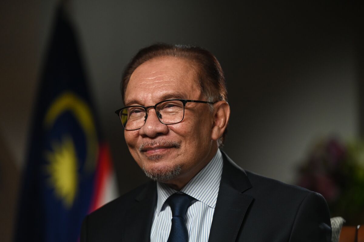 Malaysia's Anwar Ibrahim to Continue Fiscal Tightening in New Budget ...