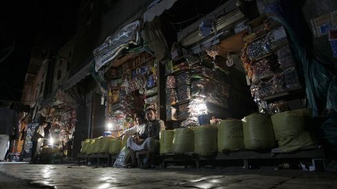 Yemeni Vendors Using Lanterns