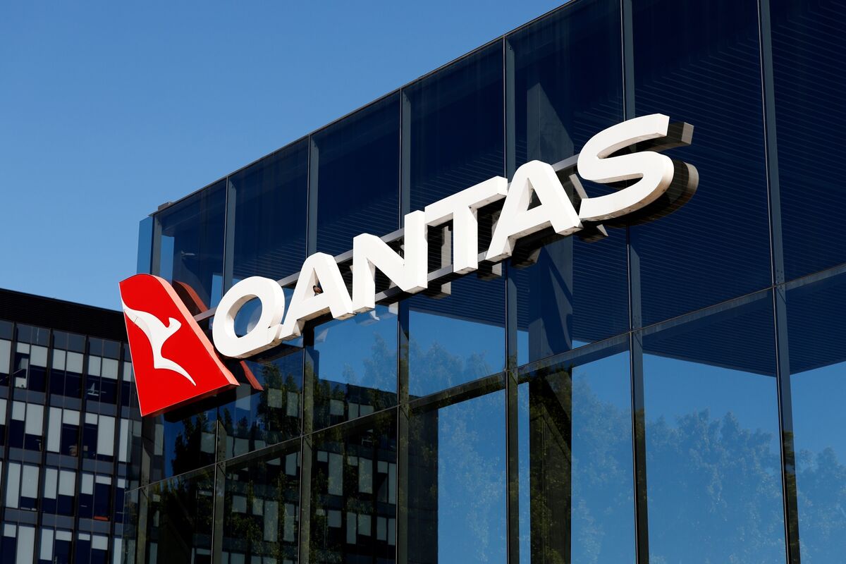 Qantas Pilots Approve Potential Strikes as Pay Talks Continue