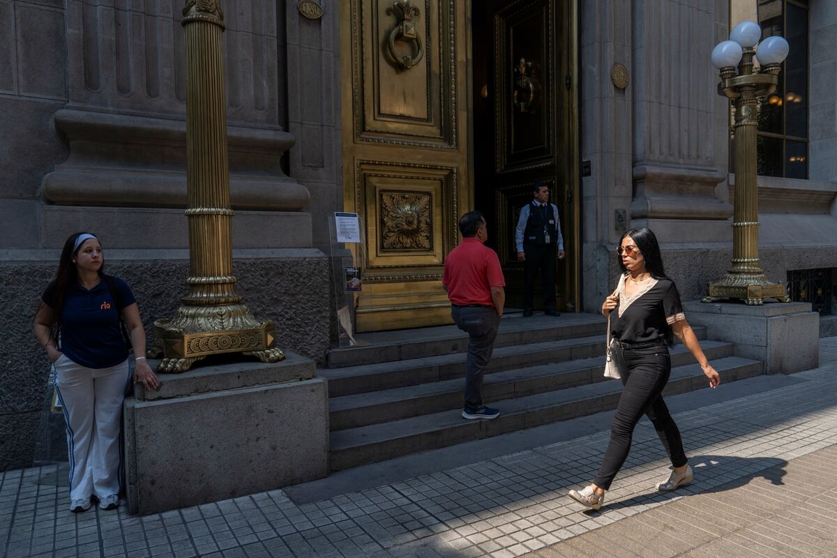 Chile Rates Seen on Hold as War Upends Expectations for Year End