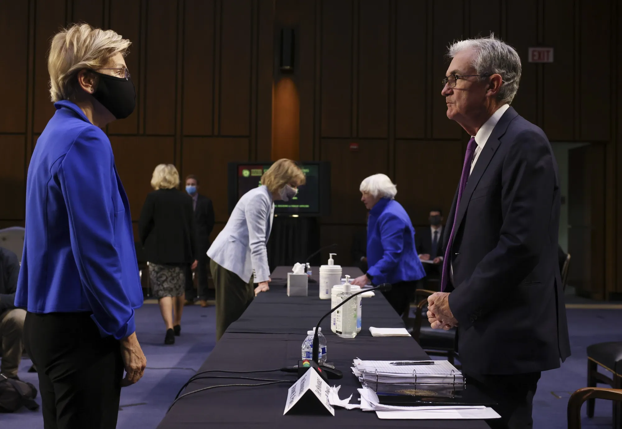 Elizabeth Warren and Jerome Powell at a Senate Banking, Housing and Urban Affairs Committee hearing on Sept. 28.