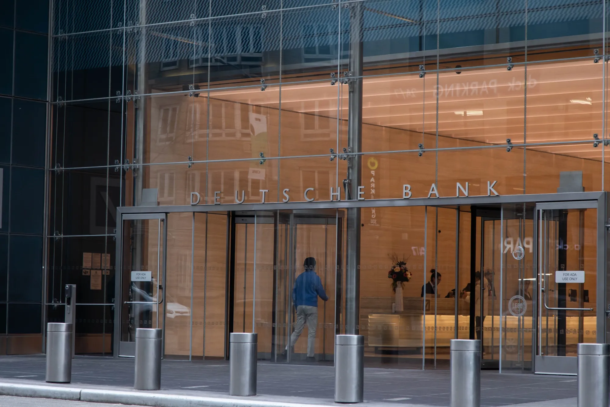 Deutsche Bank Aims to Launch Crypto Custody Service in 2026 - Bloomberg